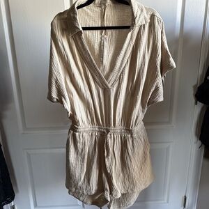 NEW NEVER WORN Beige Linen Short Sleeve Romper